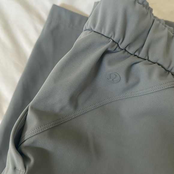 Lululemon Tapered-Leg Mid-Rise Pant 7/8 Length
Luxtreme - Picture 5 of 9